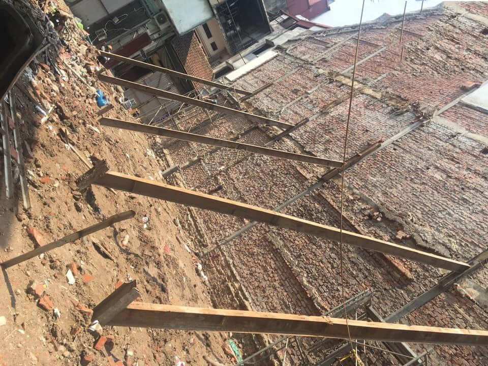 Hiệu quả đáng kinh ngạc của thần đèn xử lý lún nghiêng 5 Nhà cũ có nền móng yếu, cải tạo thêm tầng gây nghiêng
