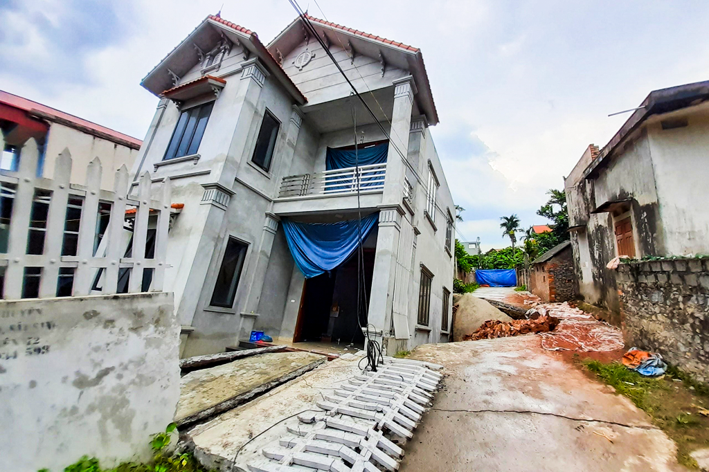 Nhà bị nghiêng do xây nhà trên nền đất yếu và xử lý nền móng không đảm bảo và còn do địa chất kết cấu nên móng không phù hợp