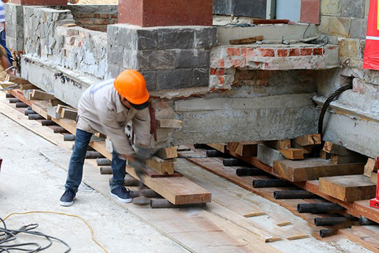 Công tác nêm đệm dưới lưng đà
