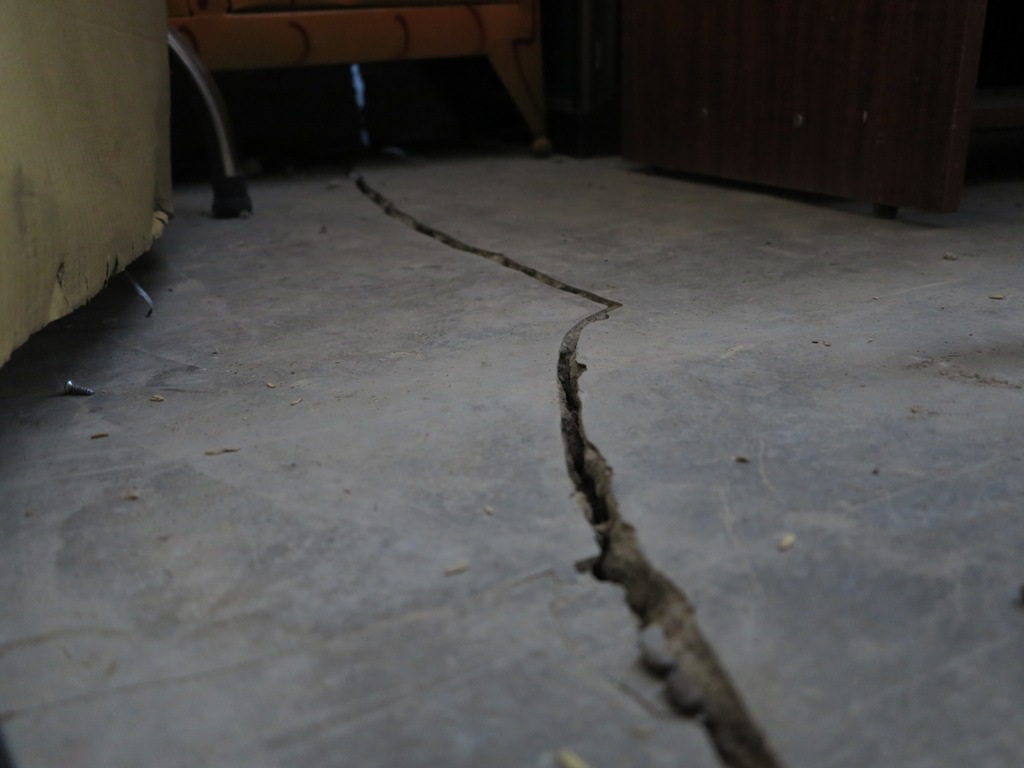 Chia sẻ cách nhận biết nhà bị nghiêng đơn giản và chính xác 4 Nhận biết nhà bị nghiêng qua vết nứt nền nhà