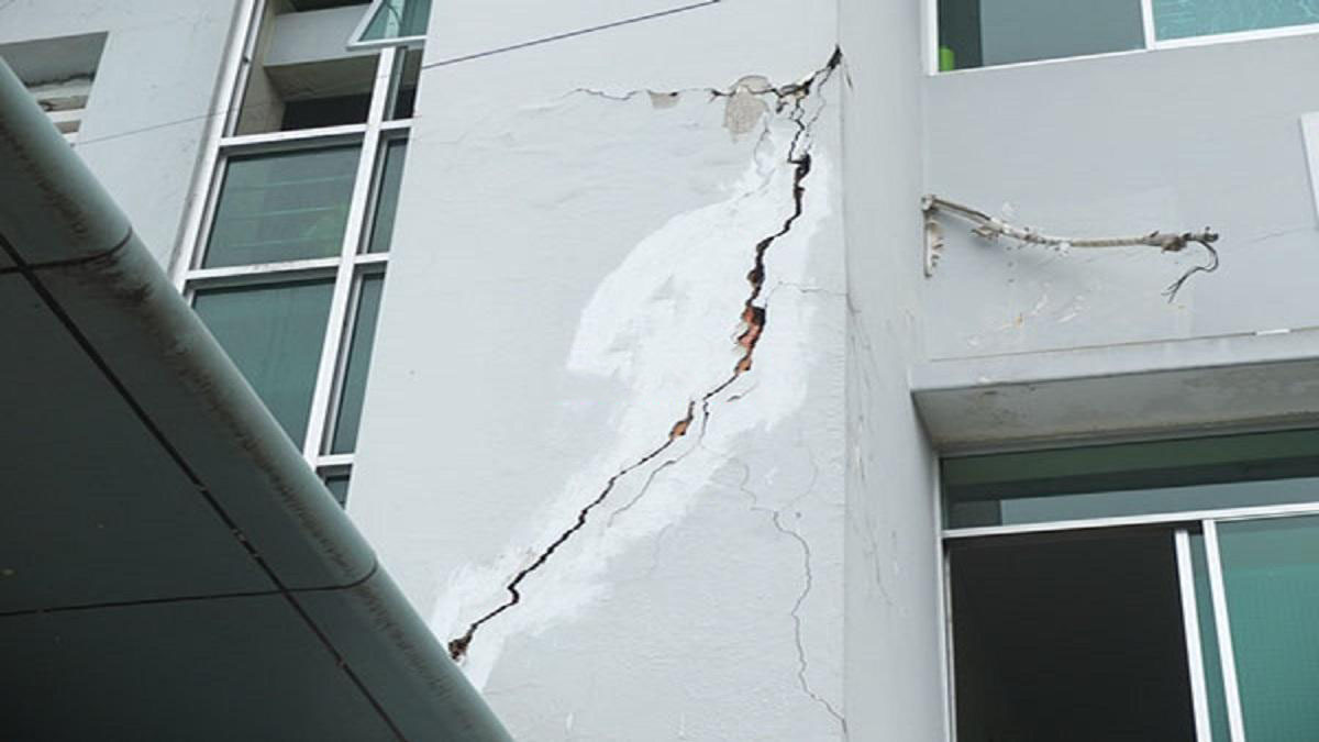 Chia sẻ cách nhận biết nhà bị nghiêng đơn giản và chính xác 3 Nhận biết nhà bị nghiêng qua các vết nứt tường nhà