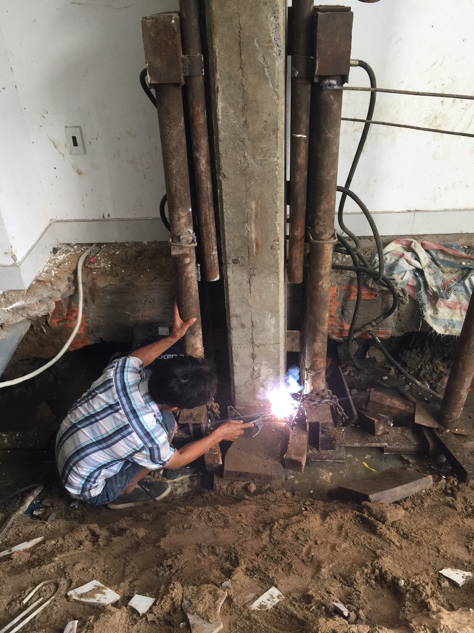 Ép cọc gia cố móng
