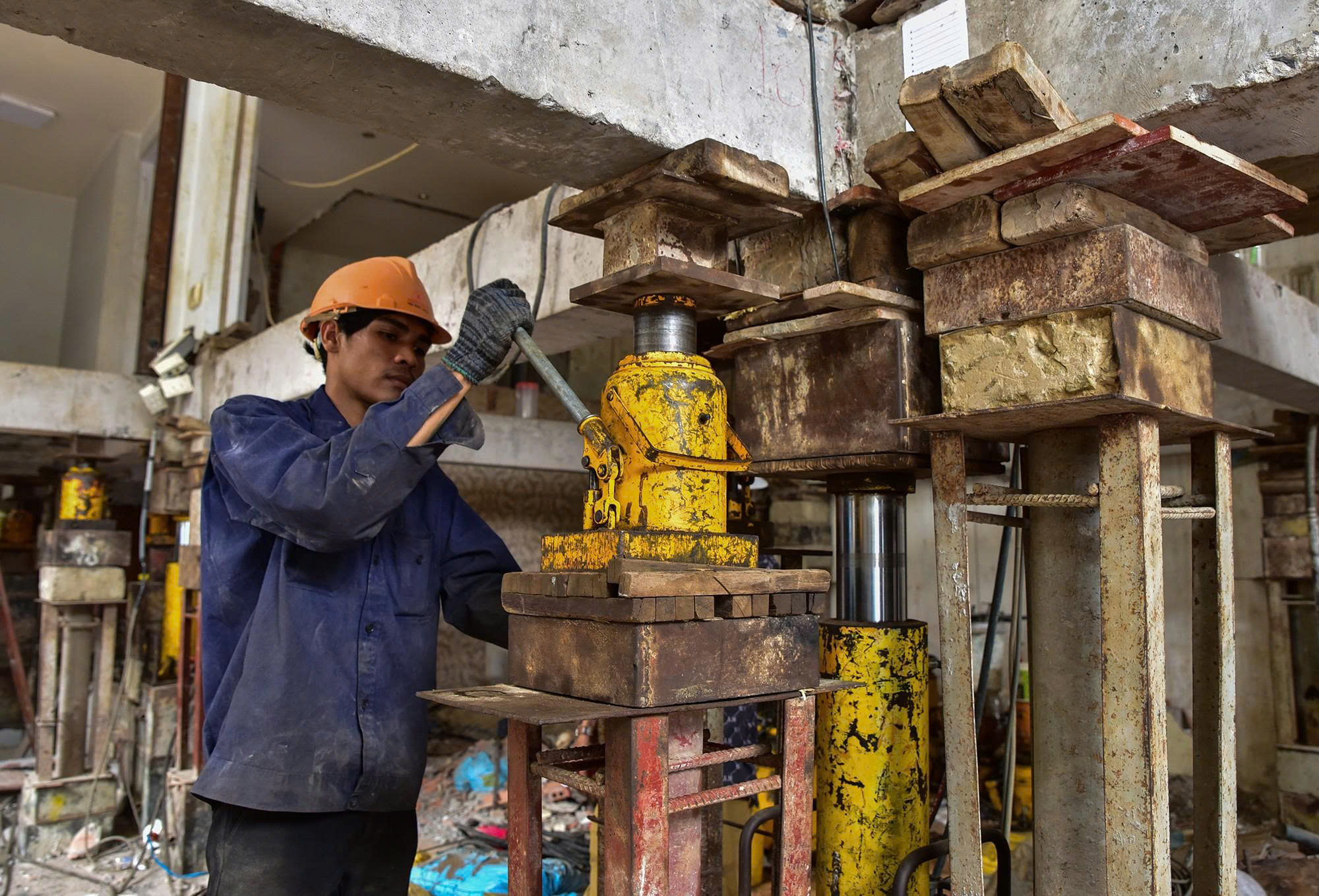 Các bước xử lý lún nghiêng an toàn, hiệu quả hiện nay 5 Nâng chỉnh công trình bị lún nghiêng