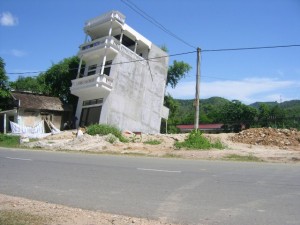Nhà bị nghiêng có sao không? Nguyên nhân và cách xử lý an toàn 2 Nguyên nhân khiến nhà bị nghiêng